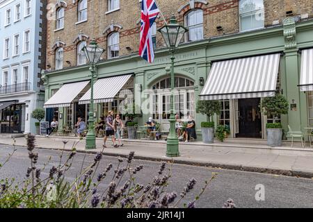 Les gens qui marchent après l'entrée de l'hôtel Charlotte Street, sur Charlotte Street, Fitzrovia, Londres W1 Banque D'Images