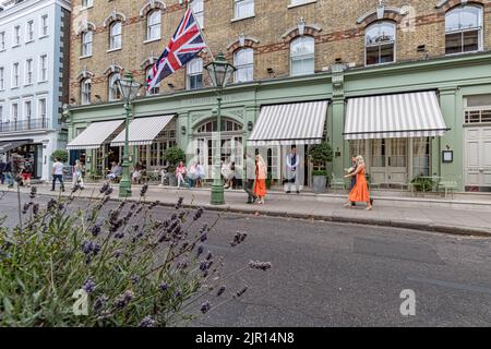 Les gens qui marchent après l'entrée de l'hôtel Charlotte Street, sur Charlotte Street, Fitzrovia, Londres W1 Banque D'Images