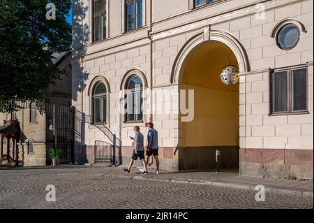 Rue résidentielle Järnbrogatan et quartier historique de Knäppingsborg pendant une soirée d'été. Norrköping est une ville industrielle historique de Suède. Banque D'Images