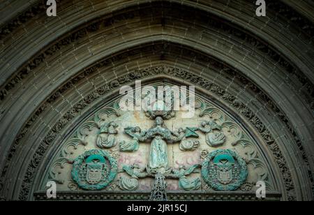 Détail de la façade latérale de l'église de San Pablo à beda, Jan, Espagne avec sculptures de saints et arches pointues Banque D'Images