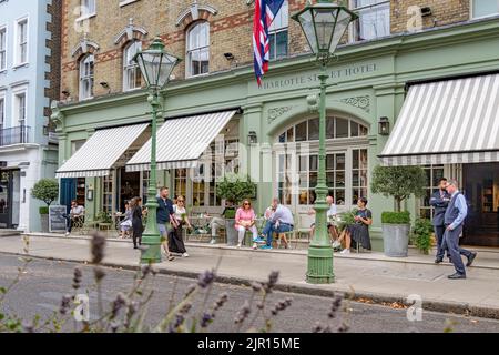 Les gens qui marchent après l'entrée de l'hôtel Charlotte Street, sur Charlotte Street, Fitzrovia, Londres W1 Banque D'Images