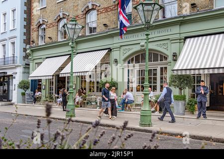 Les gens qui marchent après l'entrée de l'hôtel Charlotte Street, sur Charlotte Street, Fitzrovia, Londres W1 Banque D'Images