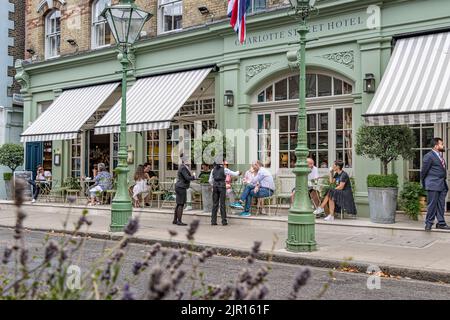 Les gens qui marchent après l'entrée de l'hôtel Charlotte Street, sur Charlotte Street, Fitzrovia, Londres W1 Banque D'Images