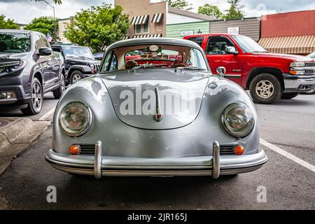 Highlands, Caroline du Nord - 10 juin 2022 : vue de face basse d'une Porsche 356A coupé 1957 lors d'un salon automobile local. Banque D'Images
