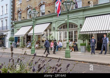 Les gens qui marchent après l'entrée de l'hôtel Charlotte Street, sur Charlotte Street, Fitzrovia, Londres W1 Banque D'Images