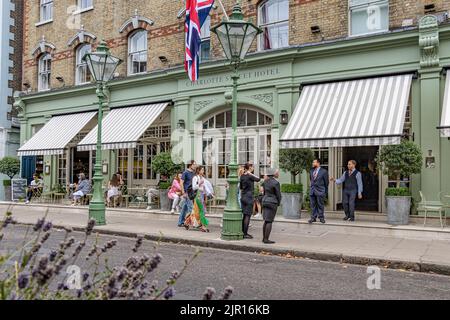 Les gens qui marchent après l'entrée de l'hôtel Charlotte Street, sur Charlotte Street, Fitzrovia, Londres W1 Banque D'Images