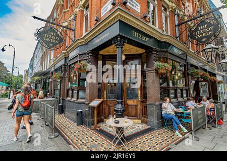 The Fitzroy Tavern situé dans une position importante à l'angle de Charlotte Street et Windmill Street à Fitzrovia , Londres W1 Banque D'Images