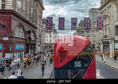 La vue arrière d'un bus numéro 55 de Londres comme il fait le chemin le long d'Oxford Street , en approchant d'Oxford Circus , Londres W1 Banque D'Images