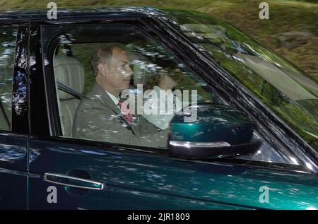 Le comte de Wessex et sa fille Lady Louise arrivent à Carthie Kirk, près de Balmoral, pour assister à un service d'église du dimanche. Date de la photo: Dimanche 21 août 2022. Banque D'Images