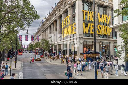 « Changeons l'enseigne de notre façon de magasiner » sur le côté du grand magasin de Selfridge, qui fait partie de Project Earth, a Sustainability Strategy, Oxford St, Londres Banque D'Images