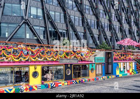 Darcie & May Green , un restaurant australien sur une barge, un restaurant animé sur une barge conçue par l'artiste pop Sir Peter Blake, Paddington, Londres W2 Banque D'Images