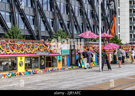 Darcie & May Green , un restaurant australien sur une barge, un restaurant animé sur une barge conçue par l'artiste pop Sir Peter Blake, Paddington, Londres W2 Banque D'Images