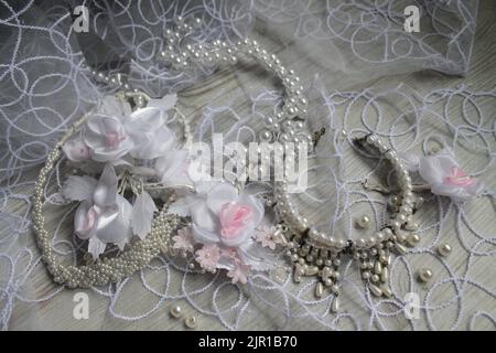 beaux accessoires de mariage forme perles blanches perl sur le flacon de dentelle préparer pour la cérémonie Banque D'Images