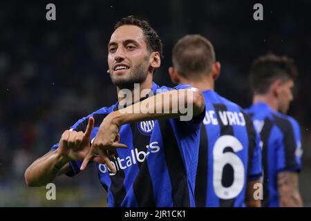 Milan, Italie, 20th août 2022. Hakan Calhanoglu du FC Internazionale fête après avoir obtenu son score pour donner à la partie une avance de 2-0 lors du match de Serie A à Giuseppe Meazza, Milan. Le crédit photo devrait se lire: Jonathan Moscrop / Sportimage Banque D'Images