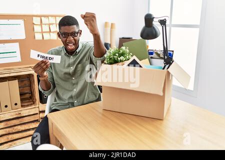 Un jeune homme d'affaires afro-américain tenant une bannière au bureau a agacé et frustré criant avec colère, hurlant fou de colère et de main ra Banque D'Images