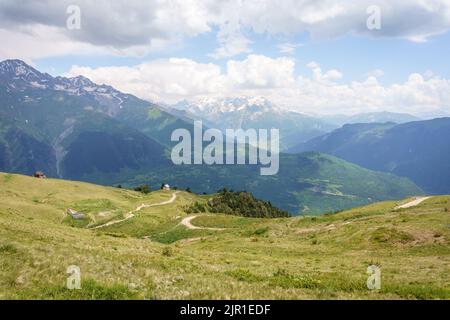 Région du Svaneti supérieur, Géorgie. Magnifique paysage de Svaneti près de Mestia en été. Banque D'Images