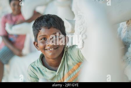 Pileru, Inde - 28 juillet,2022:vue rapprochée d'un enfant indien avec une peau brune.enfant noir indien souriant. Banque D'Images