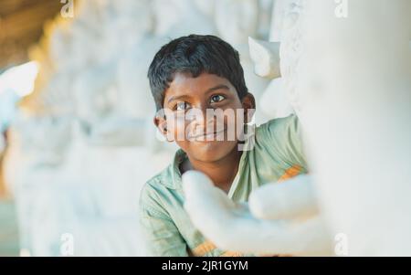 Pileru, Inde - 28 juillet,2022:vue rapprochée de l'indien enfant regardant joyeusement.Black Skin ethnicité. Banque D'Images