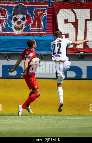 Heidenheim, Allemagne. 21st août 2022. Soccer : 2. Bundesliga, 1. FC Heidenheim - Arminia Bielefeld, Matchday 5, Voith-Arena. Jonas Föhrenbach (l) de Heidenheim est tiré dans le bras par Silvan Sidler de Bielefeld. Crédit : Stefan Puchner/dpa - REMARQUE IMPORTANTE : Conformément aux exigences de la DFL Deutsche Fußball Liga et de la DFB Deutscher Fußball-Bund, il est interdit d'utiliser ou d'avoir utilisé des photos prises dans le stade et/ou du match sous forme de séquences et/ou de séries de photos de type vidéo./dpa/Alay Live News Banque D'Images