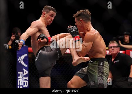 20th août 2022; Copper Box, Londres, Angleterre: PROFESSIONAL FIGHTERS LEAGUE London MMA; Brendan Loughnane avec un genou à Chris Wade Banque D'Images