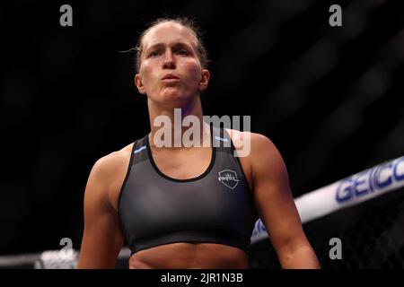 20th août 2022; Copper Box, Londres, Angleterre: PROFESSIONAL FIGHTERS LEAGUE London MMA; Martina Jindrova avant son match avec Kayla Harrison Banque D'Images