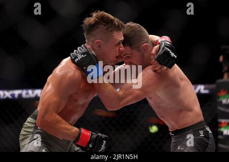 20th août 2022; Copper Box, Londres, Angleterre: PROFESSIONAL FIGHTERS LEAGUE London MMA; Brendan Loughnane grappins avec Chris Wade Banque D'Images