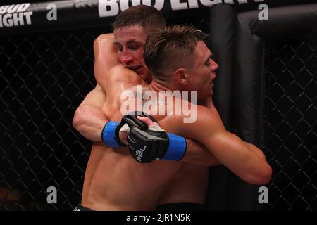 20th août 2022; Copper Box, Londres, Angleterre: PROFESSIONAL FIGHTERS LEAGUE London MMA; Brendan Loughnane grappins avec Chris Wade Banque D'Images