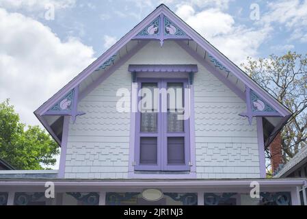 Une maison historique de pain d'épice en chêne bleu le massachusetts sur le vignoble de Martha par une journée ensoleillée. Banque D'Images