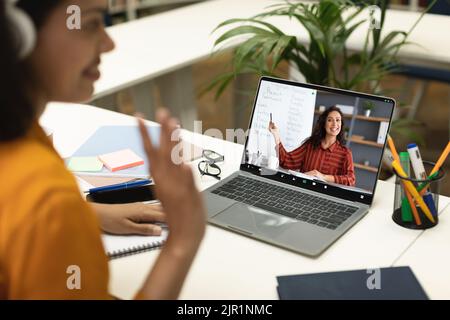 Formation en ligne. Femme noire utilisant un ordinateur portable pour une leçon d'anglais avec un tuteur féminin Banque D'Images