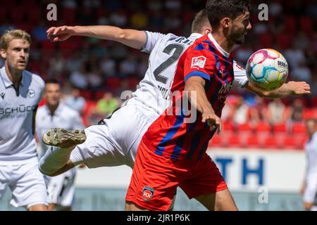 Heidenheim, Allemagne. 21st août 2022. Football: 2nd Bundesliga, 1. FC Heidenheim - Arminia Bielefeld, Matchday 5, Voith Arena. Tim Kleindienst (v) de Heidenheim et Silvan Sidler de Bielefeld se battent pour le ballon. Crédit : Stefan Puchner/dpa - REMARQUE IMPORTANTE : Conformément aux exigences de la DFL Deutsche Fußball Liga et de la DFB Deutscher Fußball-Bund, il est interdit d'utiliser ou d'avoir utilisé des photos prises dans le stade et/ou du match sous forme de séquences et/ou de séries de photos de type vidéo./dpa/Alay Live News Banque D'Images