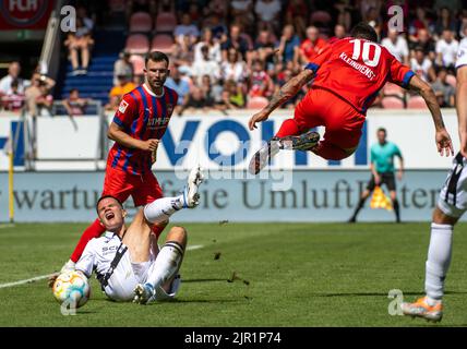 Heidenheim, Allemagne. 21st août 2022. Football: 2nd Bundesliga, 1. FC Heidenheim - Arminia Bielefeld, Matchday 5, Voith Arena. Tim Kleindienst (r) de Heidenheim et Frederik Jäkel de Bielefeld se battent pour le ballon. Crédit : Stefan Puchner/dpa - REMARQUE IMPORTANTE : Conformément aux exigences de la DFL Deutsche Fußball Liga et de la DFB Deutscher Fußball-Bund, il est interdit d'utiliser ou d'avoir utilisé des photos prises dans le stade et/ou du match sous forme de séquences et/ou de séries de photos de type vidéo./dpa/Alay Live News Banque D'Images