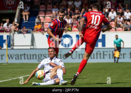 Heidenheim, Allemagne. 21st août 2022. Football: 2nd Bundesliga, 1. FC Heidenheim - Arminia Bielefeld, Matchday 5, Voith Arena. Tim Kleindienst (r) de Heidenheim et Frederik Jäkel de Bielefeld se battent pour le ballon. Crédit : Stefan Puchner/dpa - REMARQUE IMPORTANTE : Conformément aux exigences de la DFL Deutsche Fußball Liga et de la DFB Deutscher Fußball-Bund, il est interdit d'utiliser ou d'avoir utilisé des photos prises dans le stade et/ou du match sous forme de séquences et/ou de séries de photos de type vidéo./dpa/Alay Live News Banque D'Images