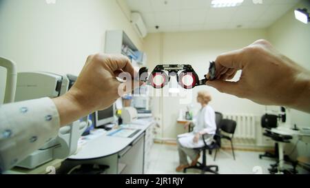 Montures de lunettes optiques en gros plan, ophtalmologiste examinant le patient avec un cadre d'essai optométriste, dispositif d'inspection visuelle en clinique ophtalmologique,. Photo de haute qualité Banque D'Images