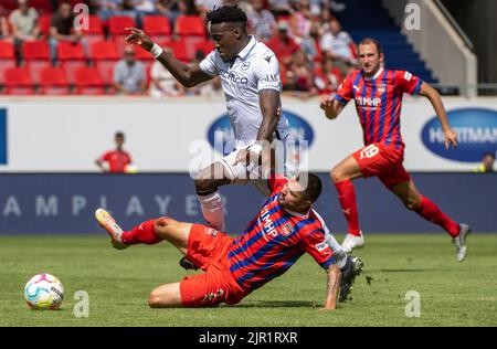 Heidenheim, Allemagne. 21st août 2022. Football: 2nd Bundesliga, 1st FC Heidenheim - Arminia Bielefeld, Matchday 5, Voith Arena. Marnon Busch (u) de Heidenheim et Bryan Lasme de Bielefeld se battent pour le ballon. Crédit : Stefan Puchner/dpa - REMARQUE IMPORTANTE : Conformément aux exigences de la DFL Deutsche Fußball Liga et de la DFB Deutscher Fußball-Bund, il est interdit d'utiliser ou d'avoir utilisé des photos prises dans le stade et/ou du match sous forme de séquences et/ou de séries de photos de type vidéo./dpa/Alay Live News Banque D'Images