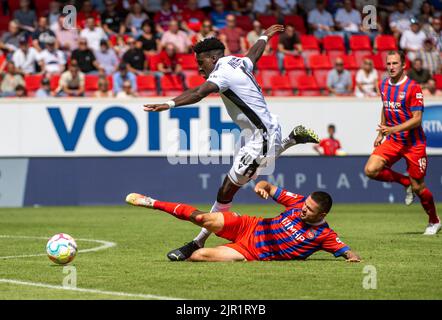 Heidenheim, Allemagne. 21st août 2022. Football: 2nd Bundesliga, 1st FC Heidenheim - Arminia Bielefeld, Matchday 5, Voith Arena. Marnon Busch (u) de Heidenheim et Bryan Lasme de Bielefeld se battent pour le ballon. Crédit : Stefan Puchner/dpa - REMARQUE IMPORTANTE : Conformément aux exigences de la DFL Deutsche Fußball Liga et de la DFB Deutscher Fußball-Bund, il est interdit d'utiliser ou d'avoir utilisé des photos prises dans le stade et/ou du match sous forme de séquences et/ou de séries de photos de type vidéo./dpa/Alay Live News Banque D'Images