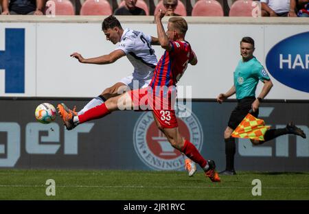 Heidenheim, Allemagne. 21st août 2022. Football: 2nd Bundesliga, 1st FC Heidenheim - Arminia Bielefeld, Matchday 5, Voith Arena. Lennard Maloney (r) de Heidenheim et Silvan Sidler de Bielefeld se battent pour le ballon. Crédit : Stefan Puchner/dpa - REMARQUE IMPORTANTE : Conformément aux exigences de la DFL Deutsche Fußball Liga et de la DFB Deutscher Fußball-Bund, il est interdit d'utiliser ou d'avoir utilisé des photos prises dans le stade et/ou du match sous forme de séquences et/ou de séries de photos de type vidéo./dpa/Alay Live News Banque D'Images