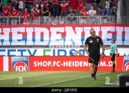 Heidenheim, Allemagne. 21st août 2022. Football: 2nd Bundesliga, 1. FC Heidenheim - Arminia Bielefeld, Matchday 5, Voith Arena. L'entraîneur de Heidenheim, Frank Schmidt, est insatisfait. Crédit : Stefan Puchner/dpa - REMARQUE IMPORTANTE : Conformément aux exigences de la DFL Deutsche Fußball Liga et de la DFB Deutscher Fußball-Bund, il est interdit d'utiliser ou d'avoir utilisé des photos prises dans le stade et/ou du match sous forme de séquences et/ou de séries de photos de type vidéo./dpa/Alay Live News Banque D'Images