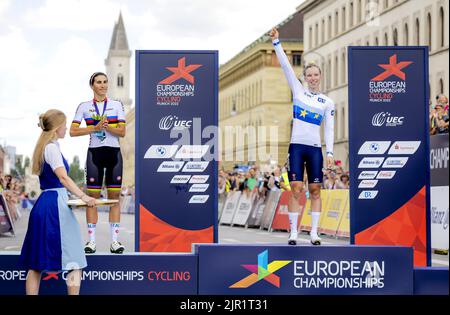 MUNICH - Lorena Wiebes (r) avec sa médaille d'or lors de la cérémonie de la course de cyclisme sur route le onzième jour du Championnat Multi-européen. La ville allemande de Munich accueillera en 2022 un championnat européen combiné de divers sports. ANP ROBIN VAN LONKHUIJSEN Banque D'Images