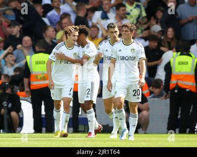 Brenden Aaronson de Leeds United (à gauche) célèbre le premier but de son équipe lors du match de la Premier League à Elland Road, Leeds. Date de la photo: Dimanche 21 août 2022. Banque D'Images