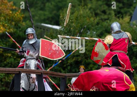 Chalfont, Royaume-Uni. 21 août 2022. Les acteurs en tant que chevaliers blindés donnent vie aux scènes de l'époque d'Henry VIII lors d'un tournoi de joutes médiévaux au Chiltern Open Air Museum. Le musée raconte l'histoire de la région de Chilterns par la préservation de bâtiments historiques, de paysages et de culture. Credit: Stephen Chung / Alamy Live News Banque D'Images