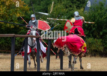 Chalfont, Royaume-Uni. 21 août 2022. Les acteurs en tant que chevaliers blindés donnent vie aux scènes de l'époque d'Henry VIII lors d'un tournoi de joutes médiévaux au Chiltern Open Air Museum. Le musée raconte l'histoire de la région de Chilterns par la préservation de bâtiments historiques, de paysages et de culture. Credit: Stephen Chung / Alamy Live News Banque D'Images