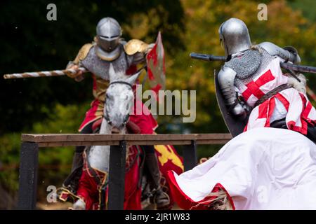 Chalfont, Royaume-Uni. 21 août 2022. Les acteurs en tant que chevaliers blindés donnent vie aux scènes de l'époque d'Henry VIII lors d'un tournoi de joutes médiévaux au Chiltern Open Air Museum. Le musée raconte l'histoire de la région de Chilterns par la préservation de bâtiments historiques, de paysages et de culture. Credit: Stephen Chung / Alamy Live News Banque D'Images