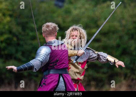 Chalfont, Royaume-Uni. 21 août 2022. Les acteurs en tant que chevaliers blindés donnent vie aux scènes de l'époque d'Henry VIII lors d'un tournoi de joutes médiévaux au Chiltern Open Air Museum. Le musée raconte l'histoire de la région de Chilterns par la préservation de bâtiments historiques, de paysages et de culture. Credit: Stephen Chung / Alamy Live News Banque D'Images