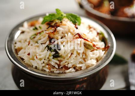 MALABAR ghee riz ou Nei choru avec curry de poulet, sélectif Banque D'Images