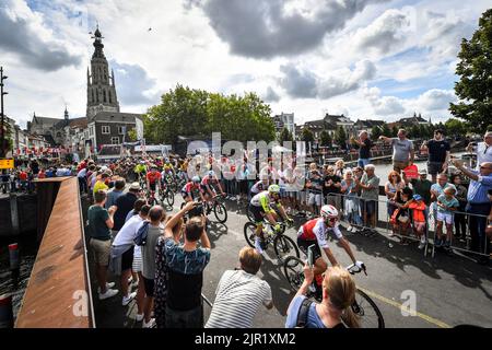 Breda, pays-Bas, dimanche 21 août 2022. Illustration des spectacles et le peloton avant le début de la phase 3 de l'édition 2022 de la 'Vuelta a Espana', Tour d'Espagne course cycliste, 193,5 km de Breda à Breda aux pays-Bas, dimanche 21 août 2022. BELGA PHOTO LUC CLAESSEN Banque D'Images