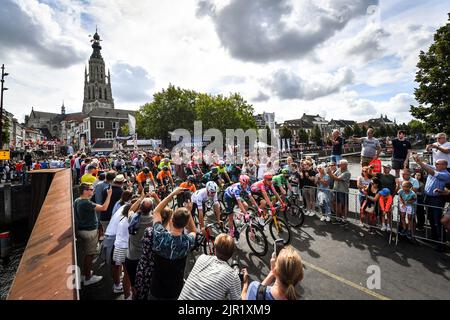 Breda, pays-Bas, dimanche 21 août 2022. Illustration des spectacles et le peloton avant le début de la phase 3 de l'édition 2022 de la 'Vuelta a Espana', Tour d'Espagne course cycliste, 193,5 km de Breda à Breda aux pays-Bas, dimanche 21 août 2022. BELGA PHOTO LUC CLAESSEN Banque D'Images