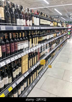19.08.2022, Ukraine, Kharkiv, une grande sélection de vins de différentes variétés sur le plateau de supermarché Banque D'Images