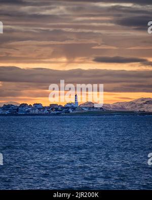 Vue vers Alnes, Godøy depuis l'île de Giske, Sunnmøre, Møre og Romsdal, Norvège. Banque D'Images