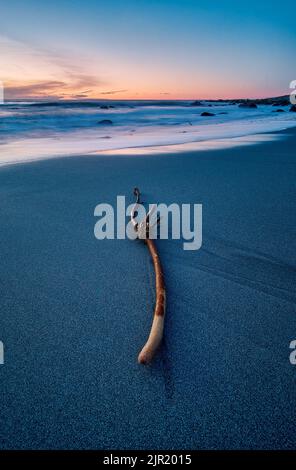 Vue minimaliste depuis la plage d'Alnes sur Godøy, Sunnmøre, Møre og Romsdal, Norvège. Banque D'Images