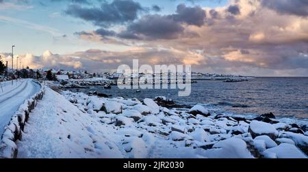 Vue panoramique vers Alnes sur l'île de Godøy, Sunnmøre, Møre og Romsdal, Norvège. Banque D'Images